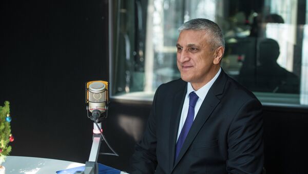 Чрезвычайный и Полномочный Посол Узбекистана в Кыргызстане Комил Рашидов во время интервью на радиостудии Sputnik Кыргызстан - Sputnik Кыргызстан