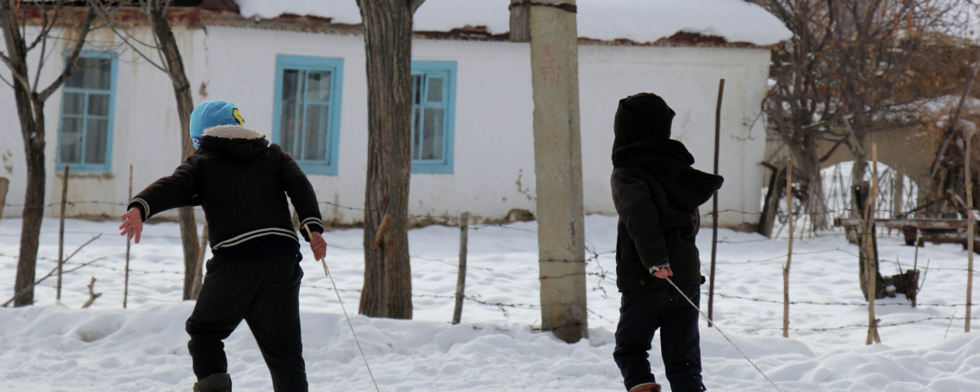  Суу ташып бараткан балдар - Sputnik Кыргызстан, 1920, 06.02.2026