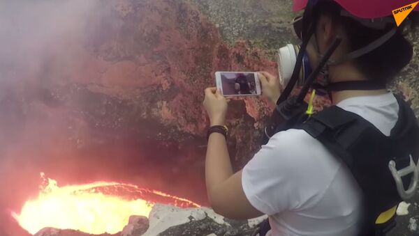 Жуть! Как выглядит жерло вулкана — турист снял его на видео - Sputnik Кыргызстан