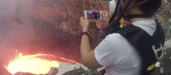 Жуть! Как выглядит жерло вулкана — турист снял его на видео - Sputnik Кыргызстан