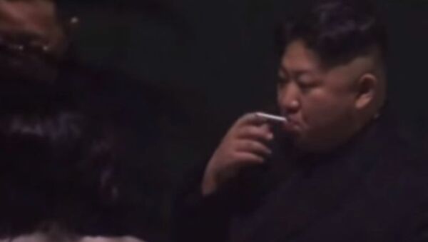 Перрондо тамеки тартып жаткан Ким Чен Ындын видеосу жарыяланды - Sputnik Кыргызстан