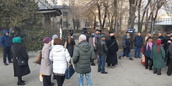 Начался суд по делу о реконструкции ТЭЦ: люди собрались на улице. Фото - Sputnik Кыргызстан