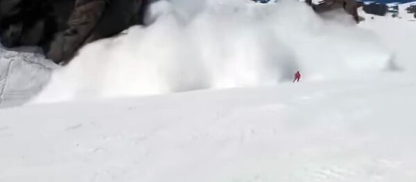 Побег лыжника от лавины попал на видео — снежная масса накрыла пятерых - Sputnik Кыргызстан