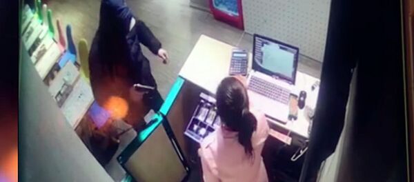 Бишкекте кишинин кафенин кассасына кол салып жаткан учуру видеого түшүп калды - Sputnik Кыргызстан