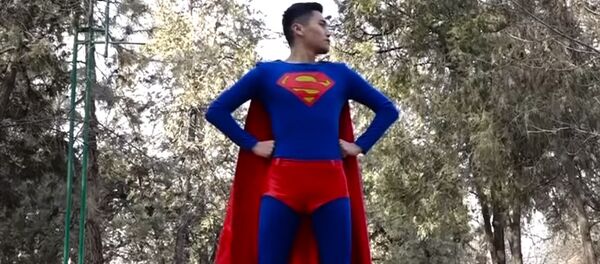 В Бишкеке Супермен призывал к порядку, но получил по шее — видео В Бишкеке Супермен призывал к порядку, но получил по шее — видео - Sputnik Кыргызстан