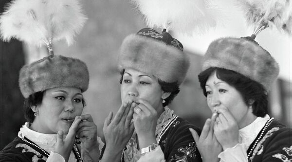 Кыргызские популярные артистки играют на ооз комузе — архивное фото 80-х - Sputnik Кыргызстан