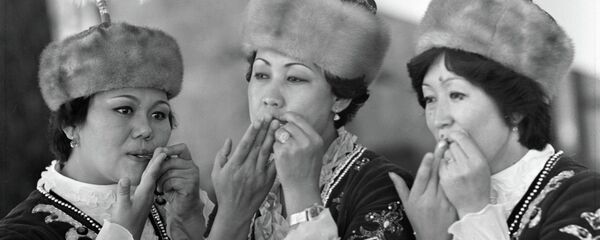Кыргызские популярные артистки играют на ооз комузе — архивное фото 80-х - Sputnik Кыргызстан