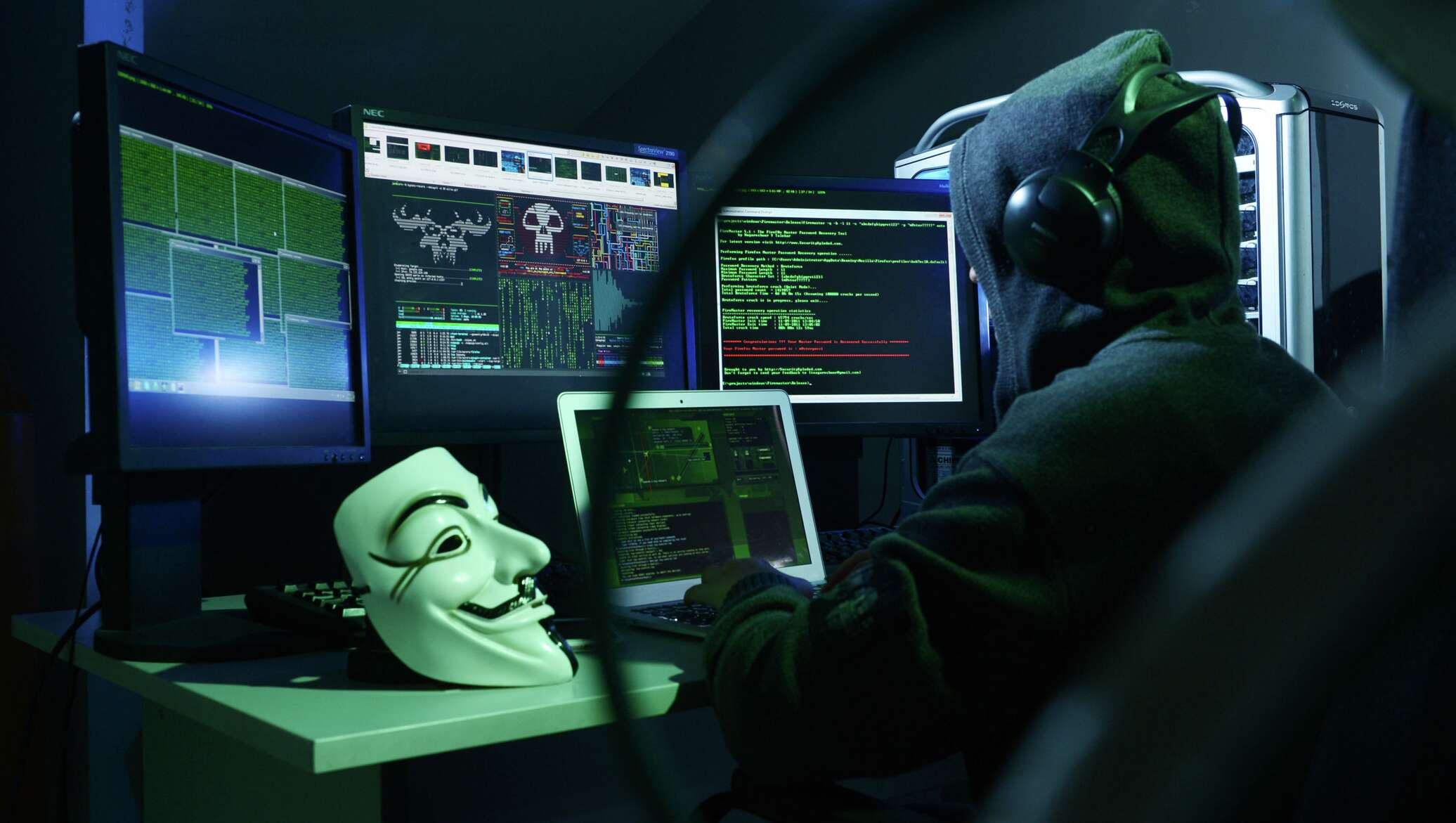 Хакерская группировка killnet. Киберпреступность. Андре кронье. Фильм хакер 2018. Hackers getting.