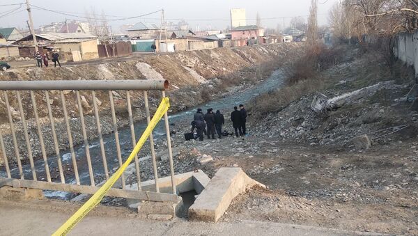 Сотрудники милиции возле реки Аламудун, где был найден труп - Sputnik Кыргызстан