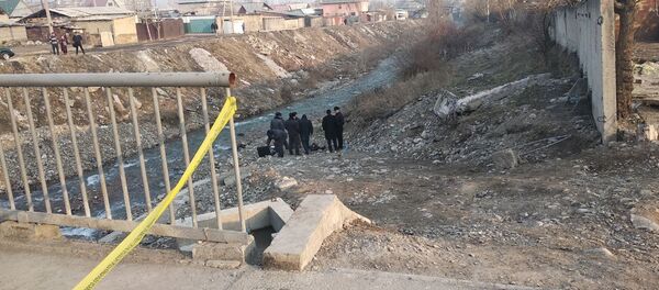 Сотрудники милиции возле реки Аламудун, где был найден труп - Sputnik Кыргызстан