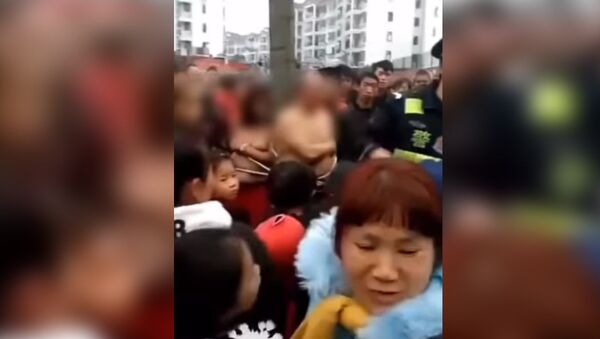 Китаянка привязала к дереву мужа и его любовницу, их окружила толпа. Видео - Sputnik Кыргызстан