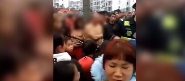 Китаянка привязала к дереву мужа и его любовницу, их окружила толпа. Видео - Sputnik Кыргызстан