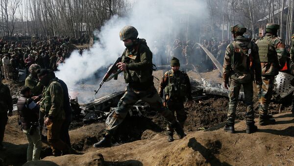 Солдаты индийской армии на месте обломков военного самолета, сбитого ВВС Пакистана. Кашмир, 27 февраля 2019 года - Sputnik Кыргызстан