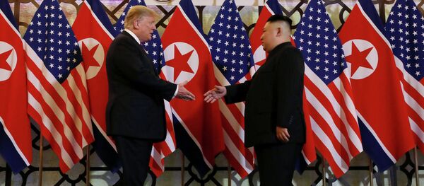 АКШнын президенти Дональд Трамп менен Түндүк Кореянын башчысы Ким Чен Ын жолугушуу учурунда - Sputnik Кыргызстан