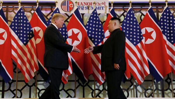 АКШнын президенти Дональд Трамп менен Түндүк Кореянын башчысы Ким Чен Ын жолугушуу учурунда - Sputnik Кыргызстан