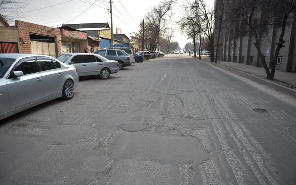 Главная проблема, мешающая ремонту и расширению улицы Жукеева-Пудовкина — незаконное строительство - Sputnik Кыргызстан