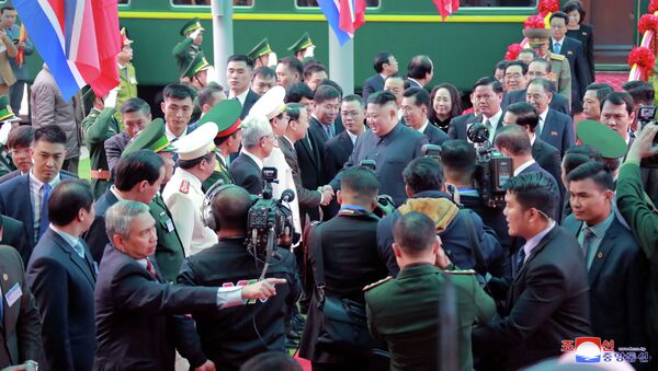 Лидер Северной Кореи Ким Чен Ын прибывает на железнодорожную станцию Донг Данг во Вьетнаме на границе с Китаем, 26 февраля 2019 года - Sputnik Кыргызстан