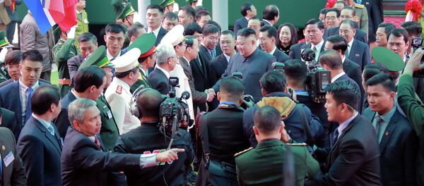 Лидер Северной Кореи Ким Чен Ын прибывает на железнодорожную станцию Донг Данг во Вьетнаме на границе с Китаем, 26 февраля 2019 года - Sputnik Кыргызстан