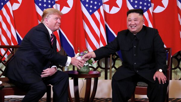 Президент США Дональд Трамп и лидер Северной Кореи Ким Чен Ын во время встречи в отеле Metropole в Ханое, Вьетнам, 27 февраля 2019 года - Sputnik Кыргызстан