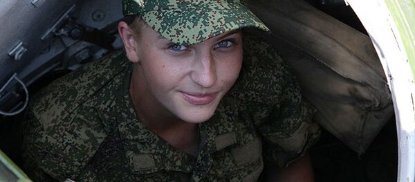 Механик-водитель танка Мария в Донбассе. Архивное фото Механик-водитель танка Мария в Донбассе. Архивное фото - Sputnik Кыргызстан