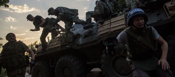 Бойцы ополчения Донбасса в городе Снежное, где происходят боестолкновения с украинской армией. Архивное фото - Sputnik Кыргызстан