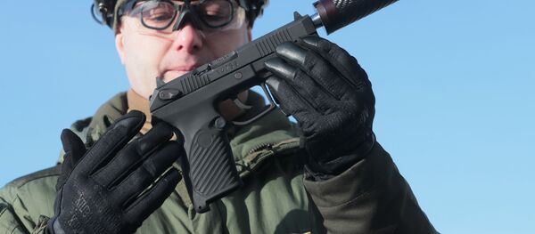 Демонстрационные стрельбы из самозарядного пистолета Удав. Архивное фото - Sputnik Кыргызстан