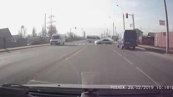 Летел на красный — на видео попала авария с маршруткой в Бишкеке - Sputnik Кыргызстан