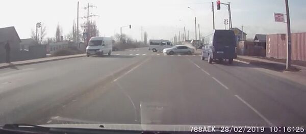 Летел на красный — на видео попала авария с маршруткой в Бишкеке - Sputnik Кыргызстан