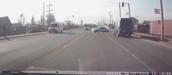 Бишкекте жеңил авто маршрутка менен кагышты. Кырсыктын видеосу - Sputnik Кыргызстан