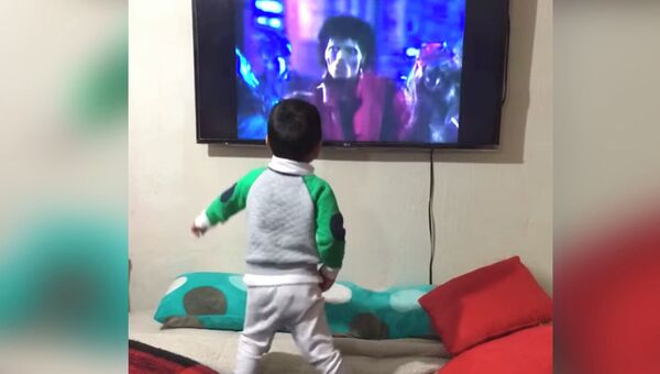 Малыш зажигательно танцует под песню Майкла Джексона — позитивное видео - Sputnik Кыргызстан