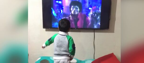 Малыш зажигательно танцует под песню Майкла Джексона — позитивное видео Малыш зажигательно танцует под песню Майкла Джексона — позитивное видео - Sputnik Кыргызстан