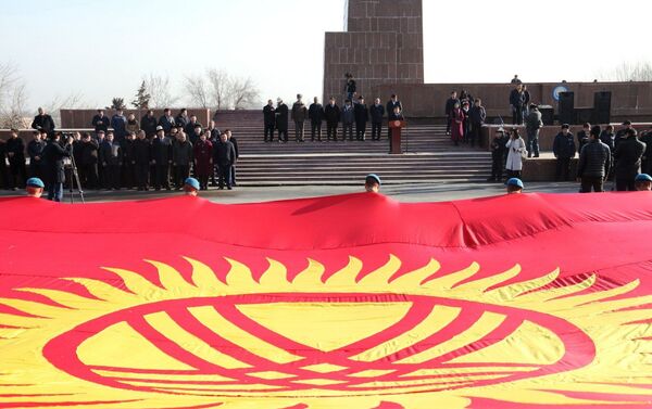Военнослужащие вынесли флаг размером 10 на 15 метров.  - Sputnik Кыргызстан