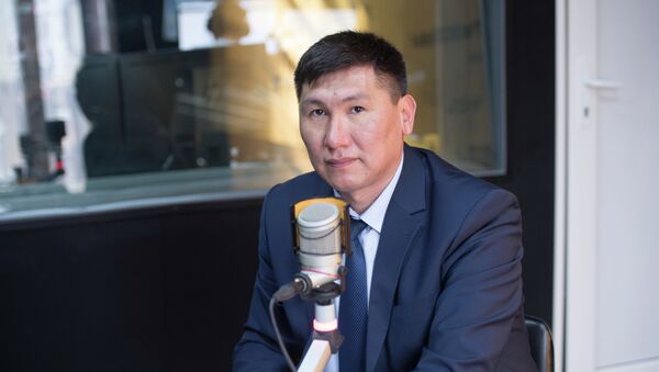Министр труда и социального развития КР Улукбек Кочкоров во время интервью на радиостудии Sputnik Кыргызстан - Sputnik Кыргызстан