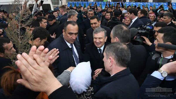 Президент Узбекистана Шавкат Мирзиёев во время встречи с жителями Туракурганского района  - Sputnik Кыргызстан