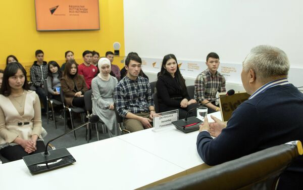Джумабаев рассказал студентам о методах работы и об особенностях синхронного перевода, а также объяснил, чем он отличается от обычного. - Sputnik Кыргызстан