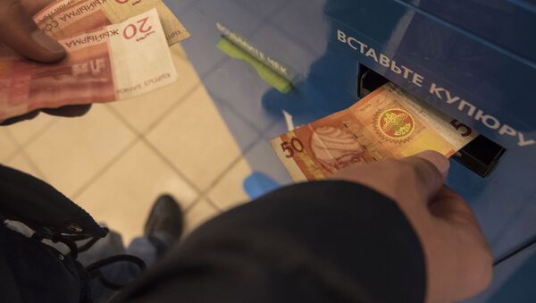 Мужчина оплачивает деньги через терминал. Архивное фото - Sputnik Кыргызстан