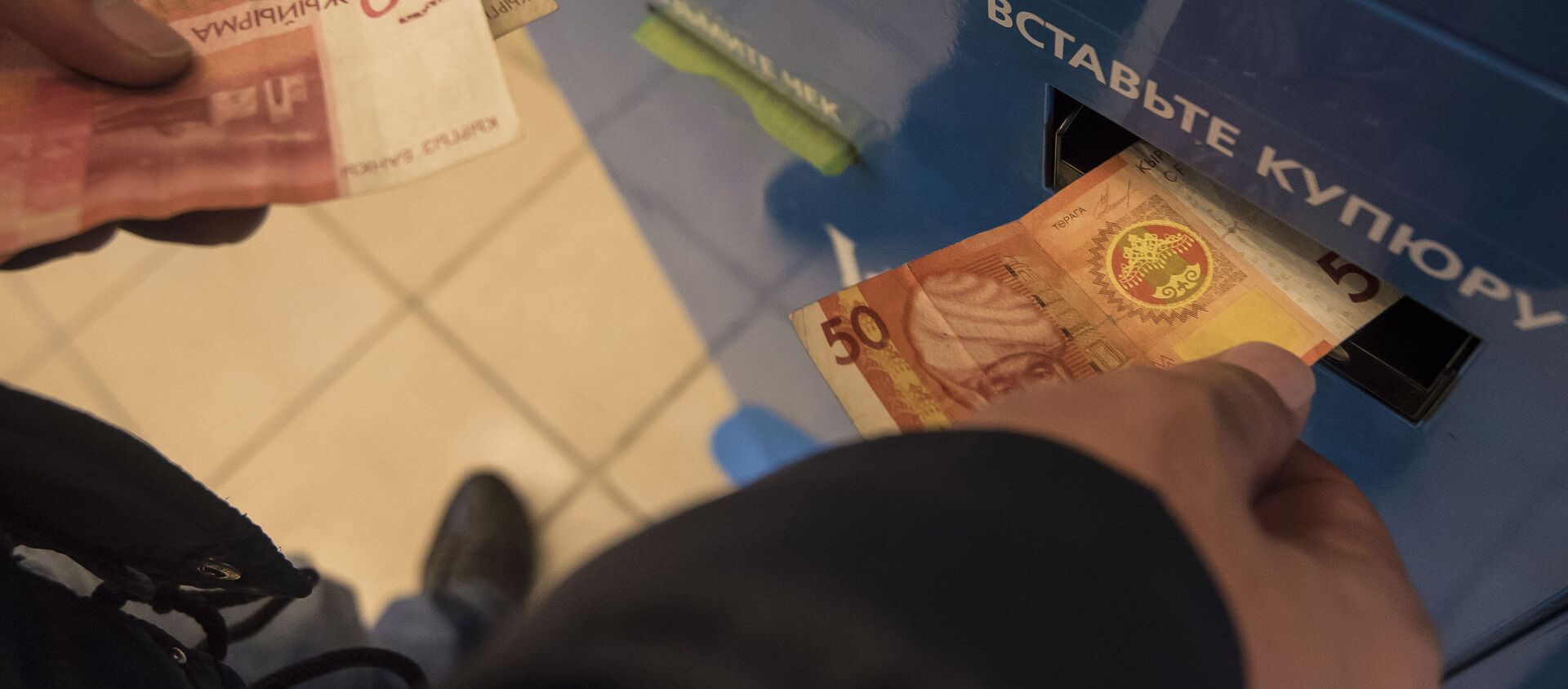 Мужчина оплачивает деньги через терминал. Архивное фото - Sputnik Кыргызстан, 1920, 09.11.2017