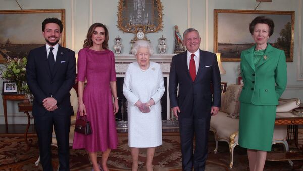 Королевы Великобритании Елизавета II, король Иордании Абдалла II и королева Рания в Букингемском дворце. 28 февраля 2019 года - Sputnik Кыргызстан