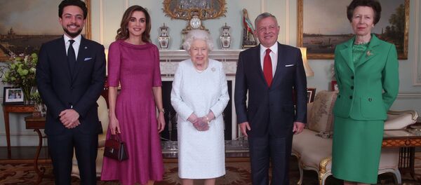 Королевы Великобритании Елизавета II, король Иордании Абдалла II и королева Рания в Букингемском дворце. 28 февраля 2019 года - Sputnik Кыргызстан
