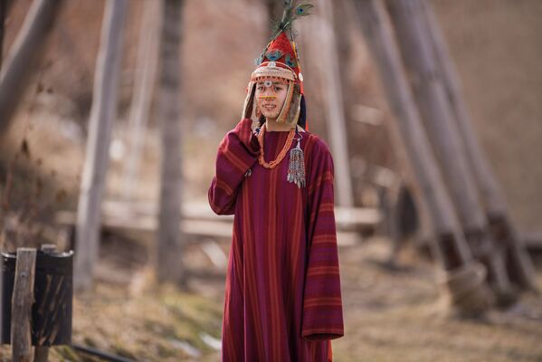  "Кийиз дүйнө" коомдук фондунун кол өнөрчүлөрү байыркы шөкүлөнүн үлгүсүнүн негизинде жасап чыккан вариант - Sputnik Кыргызстан