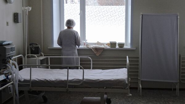 Медицинская сестра в палате в городской клинической больницы. Архивное фото - Sputnik Кыргызстан