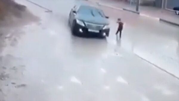 Мальчик чудом избежал автонаезда, перебегая дорогу. Видео - Sputnik Кыргызстан