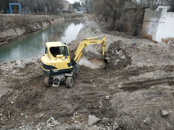 Ала-Арча дарыясынын нугуна күйүүчү май төгүлүп калган видео Ала-Арча дарыясынын нугуна күйүүчү май төгүлүп калган видео - Sputnik Кыргызстан