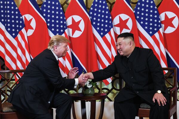 АКШнын президенти Дональд Трамп менен Түндүк Кореянын лидери Ким Чен Ын Вьетнамдын Ханой шаарында жолукту. Алар 2,5 сааттай сүйлөштү. - Sputnik Кыргызстан