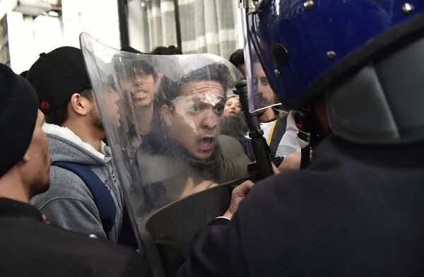 Алжирдин президенти Абдельазиздин бешинчи мөөнөткө шайланышына каршы уюштурулган демонстрация - Sputnik Кыргызстан