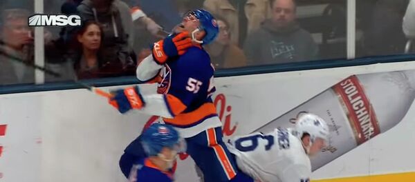 Хоккейчинин тамагын кесип кете жаздады. Оюн учурдагы кооптуу ирмем - Sputnik Кыргызстан