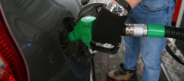Заправка автомобиля. Архивное фото Заправка автомобиля. Архивное фото - Sputnik Кыргызстан