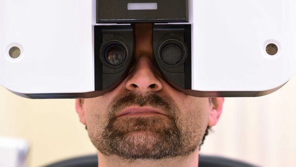 Пациент офтальмологического отделения во время проведения сеанса измерения остроты зрения. Архивное фото - Sputnik Кыргызстан