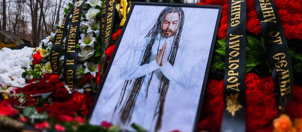 Могила рэпера Децла (Кирилла Толмацкого) на Пятницком кладбище города Москвы. Могила рэпера Децла (Кирилла Толмацкого) на Пятницком кладбище города Москвы. - Sputnik Кыргызстан