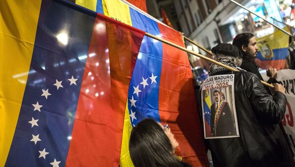 Участники акции в поддержку легитимного президента Венесуэлы Николаса Мадуро в Мадриде. - Sputnik Кыргызстан